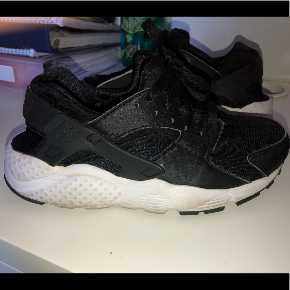 Black and White Nike Huaraches